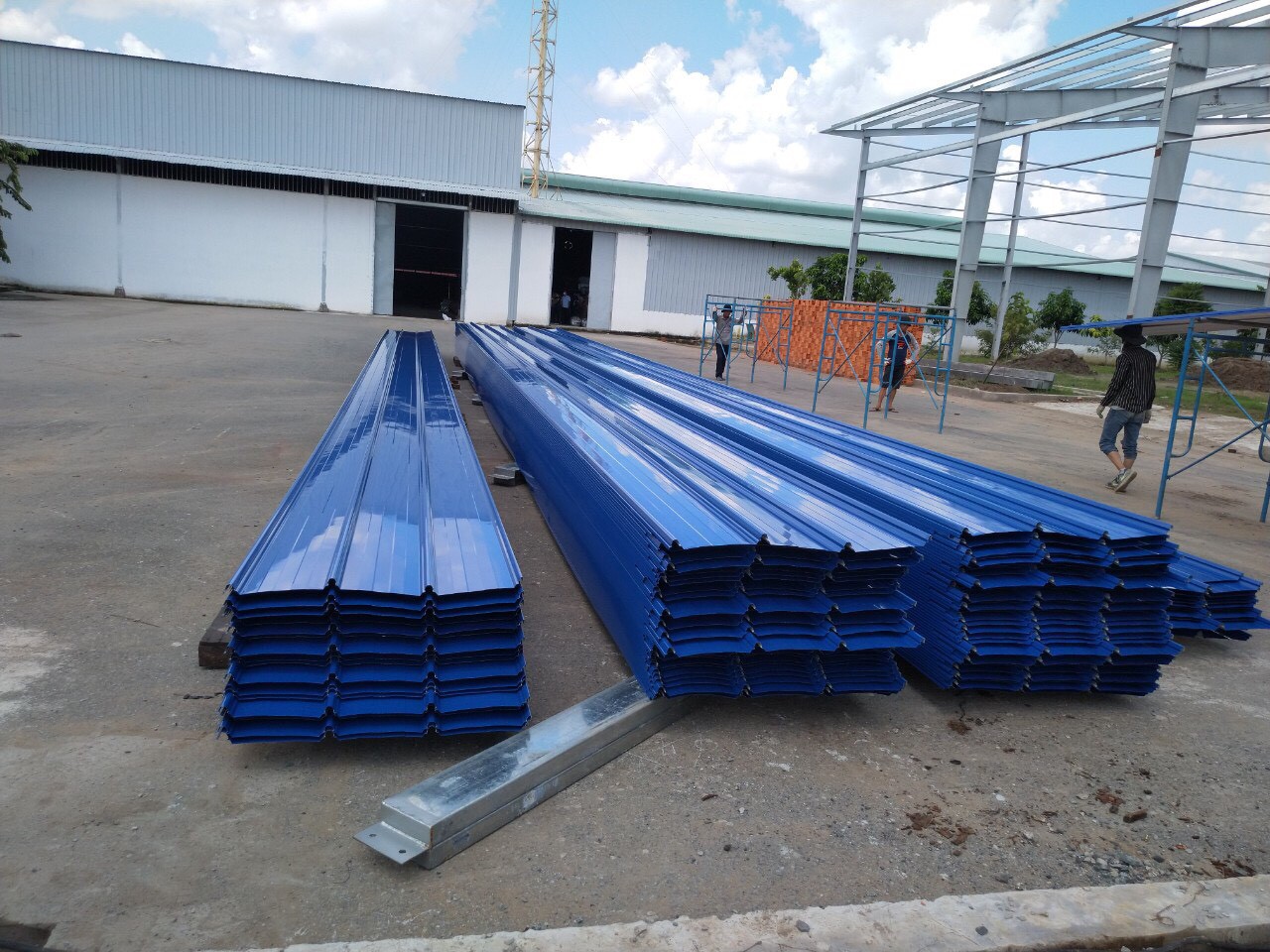 Cho thuê máy cán tôn Seamlock tại công trình, dịch vụ cho thuê máy cán tôn sóng Seamlock trực tiếp tại công trình, bảng báo giá cho thuê máy cán tôn sóng tại dự án công trình giá rẻ nhất tốt nhất tại công trình 5 bang bao gia ton seamlock