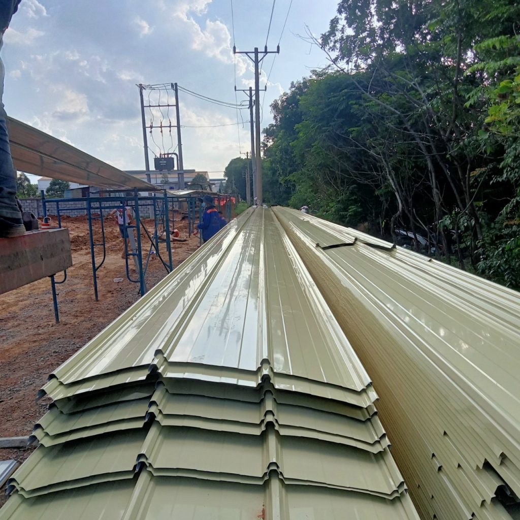 Dịch vụ cho thuê máy cán tôn sóng Cliplock khổ 945 khổ 970 cán tại công trình, bảng báo giá thuê máy cán tôn sóng Cliplock cán trực tiếp tại công trình, cho thuê máy Cliplock giá tốt nhất giá rẻ nhất hiện nay 7 gia ton mau cliplock