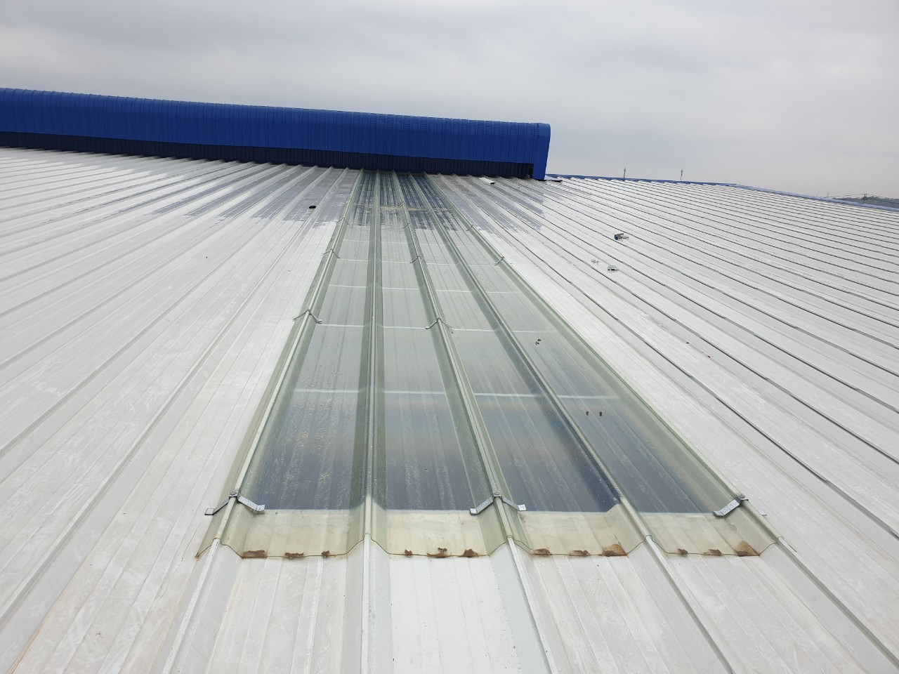 Cho thuê máy cán tôn Seamlock tại công trình, dịch vụ cho thuê máy cán tôn sóng Seamlock trực tiếp tại công trình, bảng báo giá cho thuê máy cán tôn sóng tại dự án công trình giá rẻ nhất tốt nhất tại công trình 7 lap dat ton seamlock