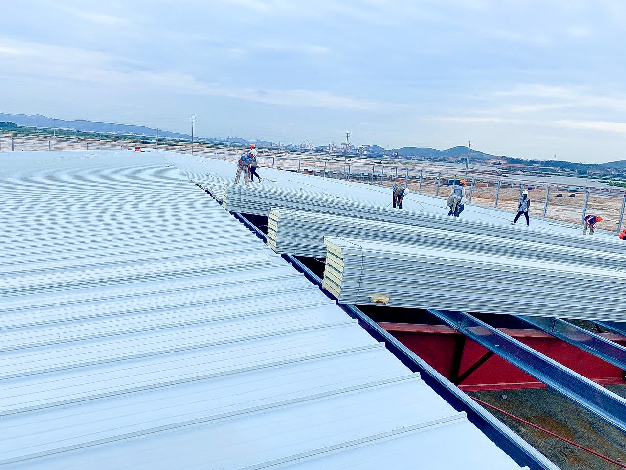 Dịch vụ cho thuê máy cán tôn sóng Cliplock khổ 945 khổ 970 cán tại công trình, bảng báo giá thuê máy cán tôn sóng Cliplock cán trực tiếp tại công trình, cho thuê máy Cliplock giá tốt nhất giá rẻ nhất hiện nay 9 nha xuong ton cliplock pu 2 song